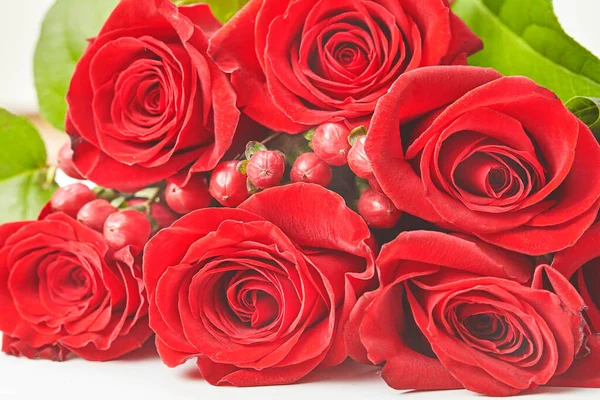 Belo buquê de rosas na mesa close-up — Fotografia de Stock