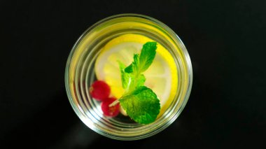 Kepçe kepçe sağlıklı taze limonata buzlu ve büyük sürahide naneli. Üst görünüm