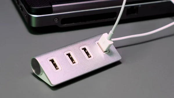 USB-kontakt med många kablar ingår på bordet. — Stockfoto