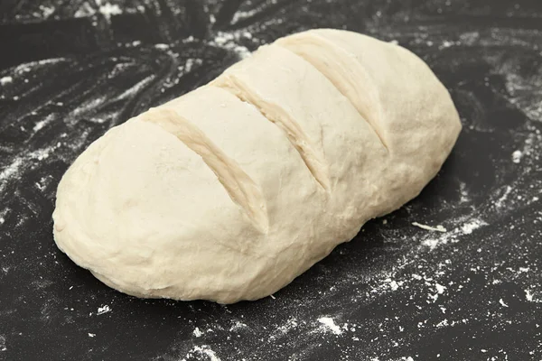 Massa de pão na mesa antes de apoiar. Fechar . — Fotografia de Stock