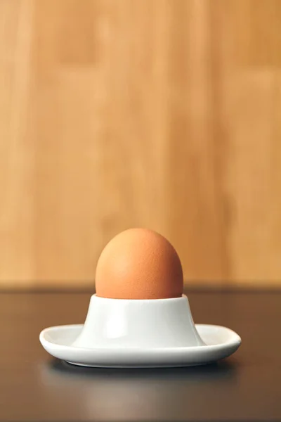 Osterkomposition mit Ei auf Holzgrund. Nahaufnahme — Stockfoto