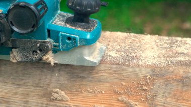 İşçi planlamacısı elektrikli odun parçası.