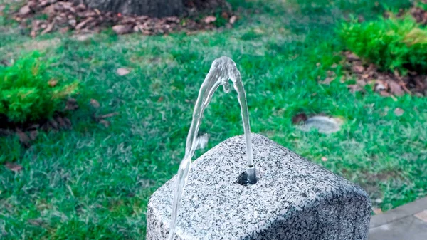 Wasser aus Trinkbrunnen im Park. — Stockfoto