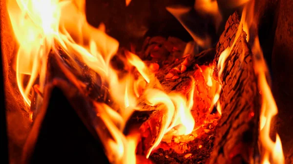 Rote Flammen, brennendes Holz im Kamin. — Stockfoto
