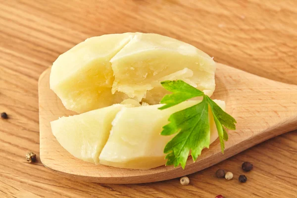 Batatas cozidas na colher de madeira, placa de salsa Close-up — Fotografia de Stock