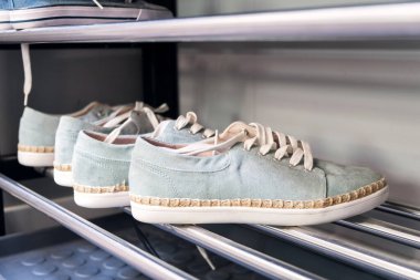 Koridorda ayakkabıları olan raflar.