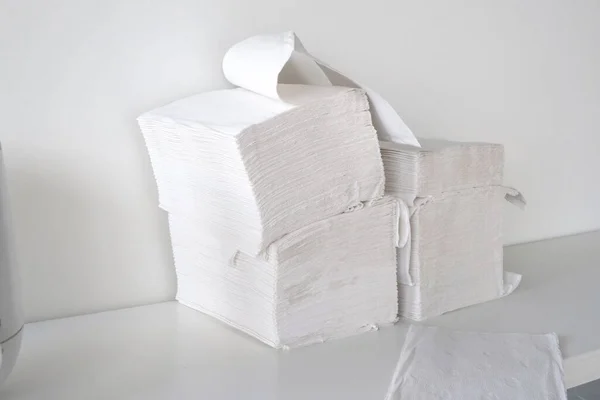 Egy csomag fehér szalvéta a polcon lévő higiéniához. Közelről. — Stock Fotó