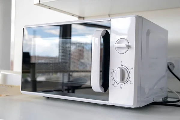 Microwave oven in fast food shop and restaurant. Close up — Stock Photo, Image