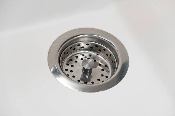 Fresh and clean white sink and silver water filter. Close up — Stock Photo, Image