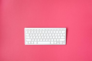 Pembe arka planda klavye. Üst Manzara. Boşluğu kopyala