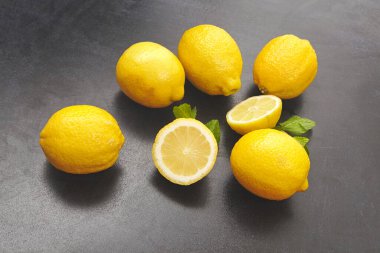 Karanlık arka planda taze olgun limonlar. Üst görünüm