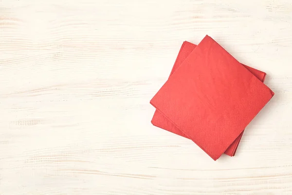 Piros papírzsebkendő az asztalon. Felülnézet. — Stock Fotó