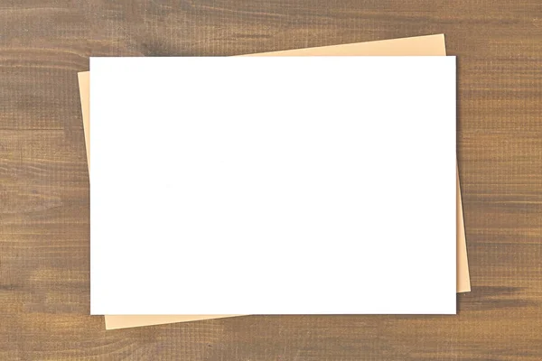 Blanco brochure ligt op een houten bureau. Sjabloon voor uw ontwerp. — Stockfoto