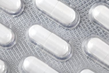 Beyaz haplar paketlenmiş. Eczane ve tıp geçmişi.