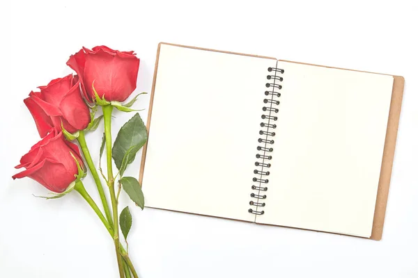 空白笔记本日记和白桌子上的红玫瑰的头像照片 — 图库照片
