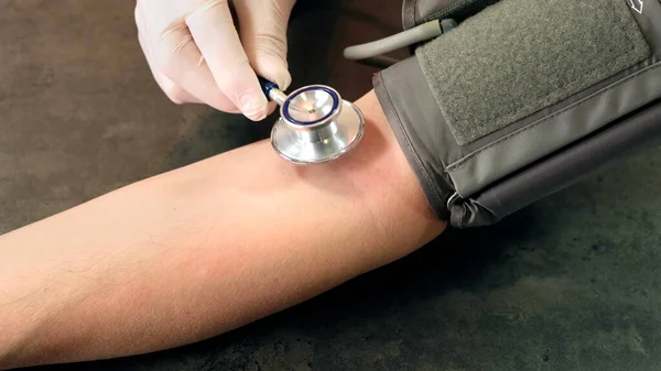 Male doctor measuring arterial tension to patient. Close up. — Stock Photo, Image