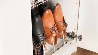 Gardıropta ayakkabı rafı deposu. Birinci el çekim. Kapat..