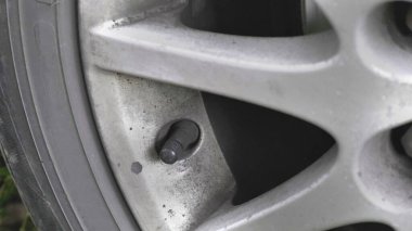 El, meme ucu kapağı araba tekerleğini büker..