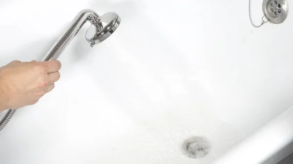 Wasser strömt aus einem Duschkopf im Badezimmer — Stockfoto