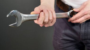 Erkek eli, metal anahtarı tutuyor. Kapat..