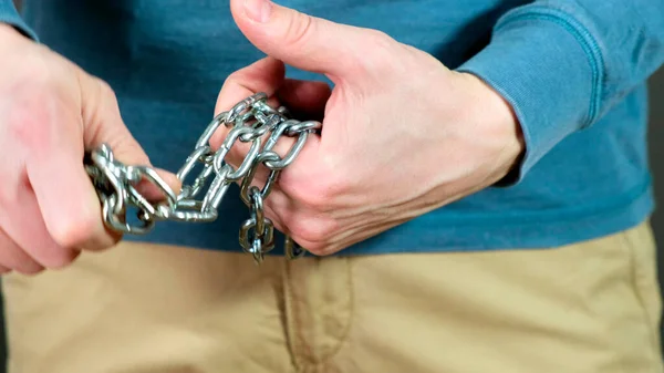 Mužská ruka drží kovový řetěz. Zavřít. — Stock fotografie