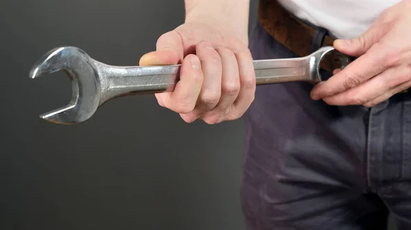 Männliche Hand hält Metallschlüssel. Nahaufnahme. — Stockfoto