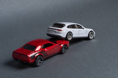 Odessa, Ukrayna - 17 Kasım 2019: Siyah arka planda izole edilmiş iki oyuncak araba kazası