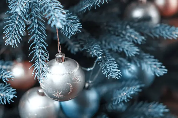 Hermosas decoraciones de plata en un árbol de Navidad. Primer plano, enfoque suave —  Fotos de Stock