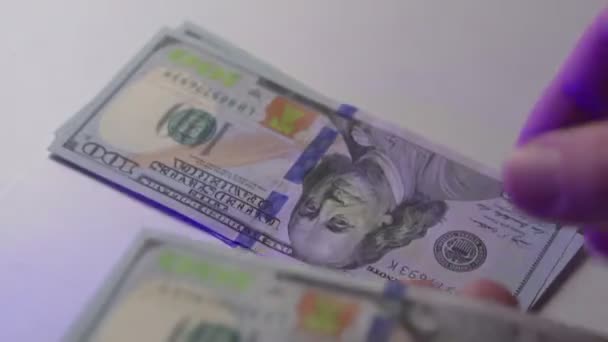 Megszámolja a pénzt. 100 dolláros bankjegyek egy fehér asztalon. Közelről. — Stock videók