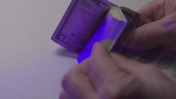 The man counts the money. Counting 100 dollar banknotes on a white table. Close up — 비디오