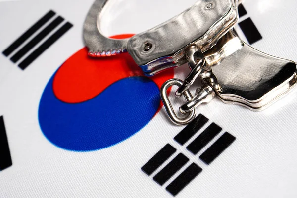Kore Cumhuriyeti bayrağında kelepçe. Yakın plan, kopyalama alanı — Stok fotoğraf