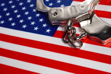 Usa bayrağında kelepçe. Yakın plan, kopyalama alanı