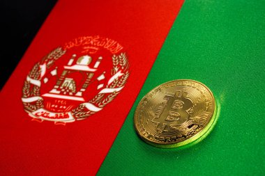 Afganistan bayrağında Altın Bitcoin. Yakın plan, kopyalama alanı