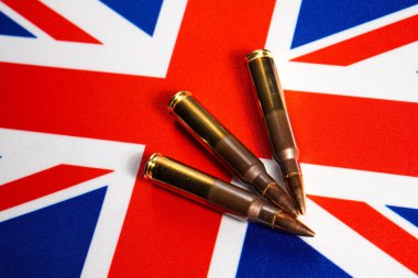 Büyük Britanya bayrağında üç tüfek fişeği. Yakın plan, kopyalama alanı