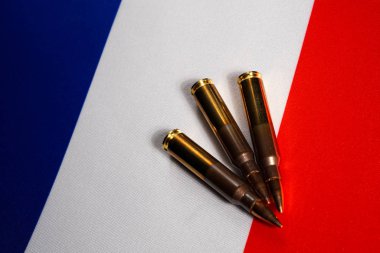 Fransa bayrağında üç tüfek fişeği. Yakın plan, kopyalama alanı
