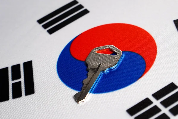 Kore Cumhuriyeti bayrağında gümüş anahtar. Yakın plan, kopyalama alanı — Stok fotoğraf