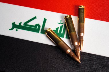Irak bayrağında üç tüfek fişeği. Yakın plan, kopyalama alanı