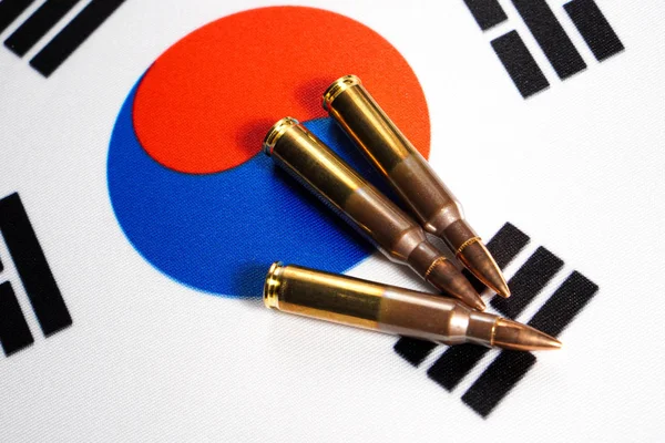 Kore Cumhuriyeti bayrağında üç tüfek fişeği. Yakın plan, kopyalama alanı — Stok fotoğraf