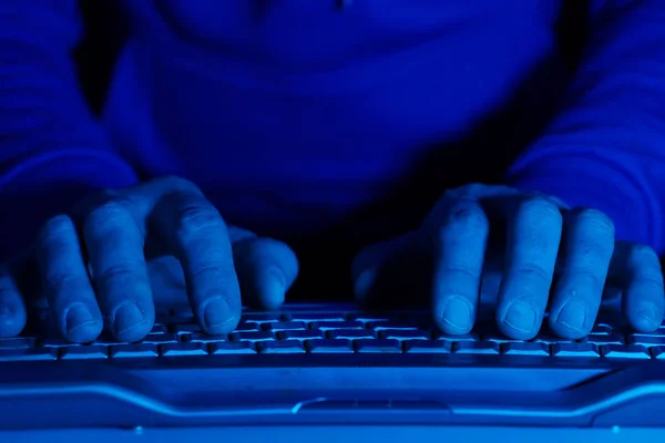 Mens hands and computer keyboard close-up. Blue backlight — 图库照片