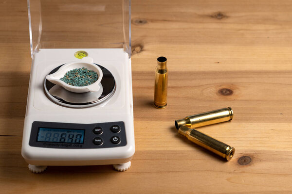 Производство патронов для винтовки, перезарядка. Пустые раковины и пороховые весы
