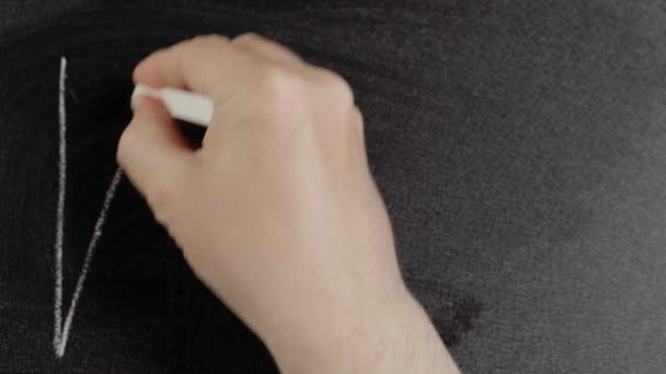 Een virus. Man hand schrijft het woord Virus door krijt op een schoolbord — Stockvideo