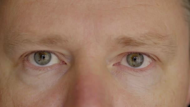 Gesicht und Augen eines Mannes aus nächster Nähe — Stockvideo