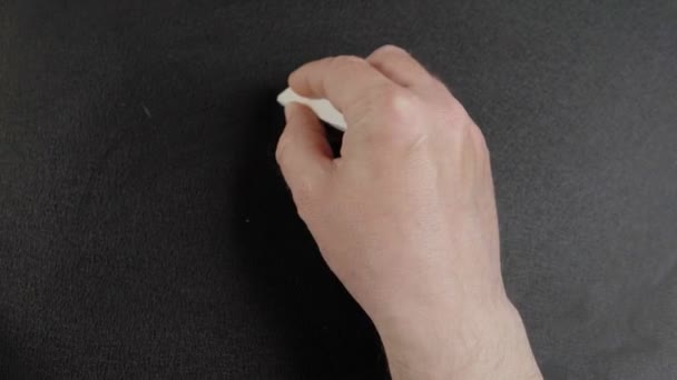 Ερωτηματικό. Ο άνθρωπος χέρι γράφει το ερωτηματικό με κιμωλία σε έναν πίνακα — Αρχείο Βίντεο