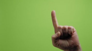 Eller sembol yapar. Erkekler geri sayım yapıyor ve yeşil arka plandaki yönü belirtiyor