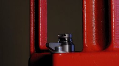 Tüfek için şarjör üretimi, yeniden doldur. Adamın biri makineli tüfeği fişeklere yerleştiriyor.