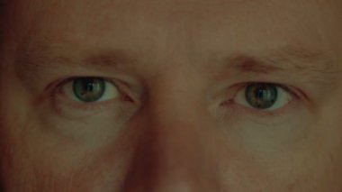 Bir adamın yüzü ve gözleri, yavaş çekim.