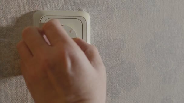 El viejo interruptor en la pared, el hombre enciende la luz — Vídeo de stock