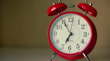 Beyaz bir komodindeki kırmızı alarm saati, saat 6: 55.