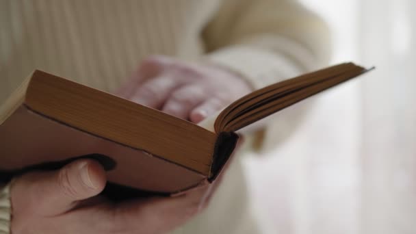 Homem lendo livro de perto. Foco suave — Vídeo de Stock