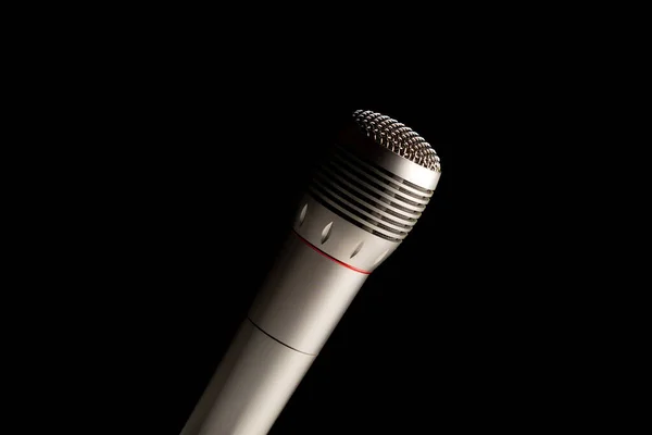 Ljud mikrofon på stativ i svart mörk bakgrund, kopiera utrymme — Stockfoto
